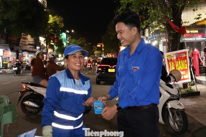 Món quà bất ngờ gửi tới công nhân môi trường đêm Giao thừa