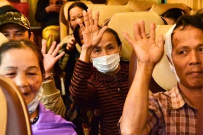 Chuyến xe nghĩa tình đưa hơn 100 bệnh nhân nghèo từ Bệnh viện Đà Nẵng về quê đón Tết