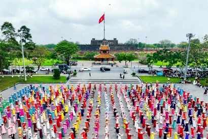 Ngắm màn dân vũ do 1.000 phụ nữ mặc áo dài biểu diễn