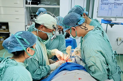 Lần đầu phẫu thuật thành công ca phì đại tuyến vú khổng lồ nặng 5kg