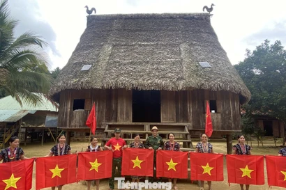 Người dân 'làng 4 không' vỡ òa niềm vui lần đầu có điện