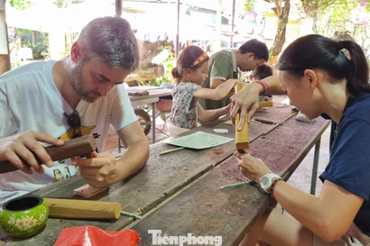 Khách Tây hào hứng 'vào vai' nghệ nhân làng mộc nổi tiếng 