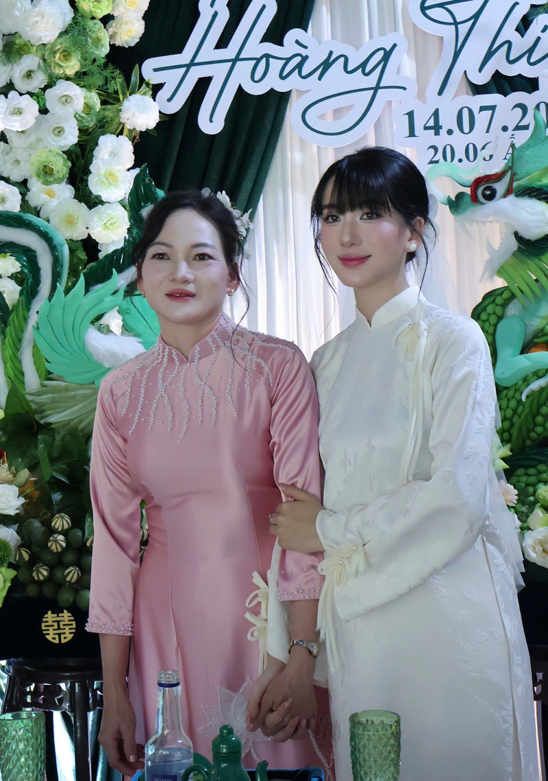 Tiểu Vy bên mẹ ruột anh-2-105716.jpg