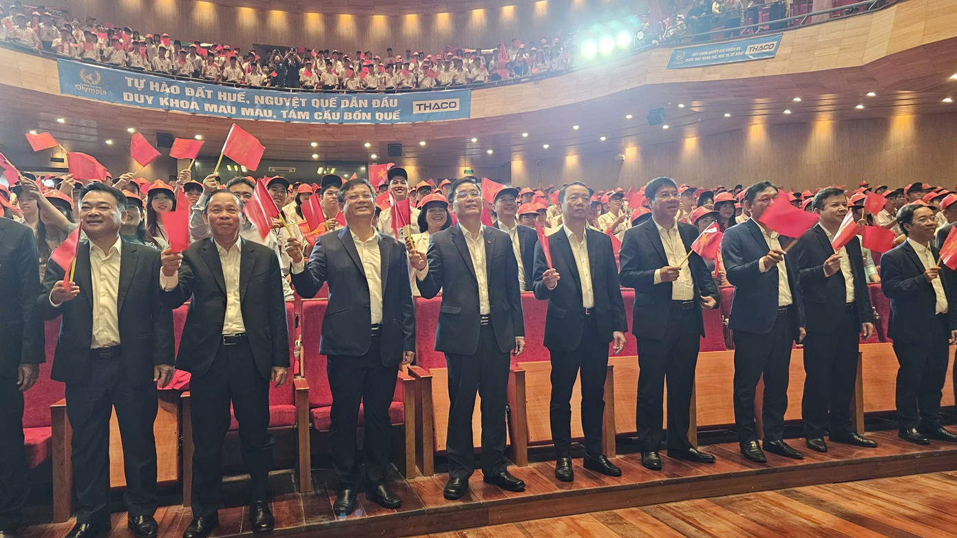 El miembro del Comité Central del Partido y secretario del Partido de la Ciudad de Hue, Nguyen Dinh Trung, acudió al Teatro del Río Huong para animar y vitorear al concursante Duy Khoa. También asistieron al puente de Hue el presidente del Comité Popular de la Ciudad de Hue, Phan Thien Dinh, el vicepresidente permanente, Nguyen Thanh Binh, junto con representantes del Ministerio de Educación y Formación, líderes del Departamento de Educación y Formación, la Unión de Jóvenes de la Ciudad de Hue, departamentos, sucursales, localidades y líderes de la Escuela Nacional de Hue. hue1-5260.jpg