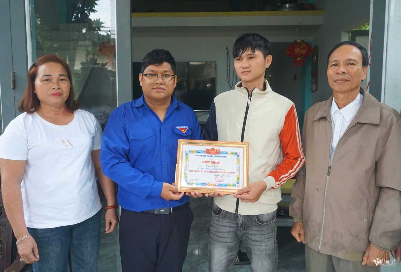 Đoàn phường Điện Bàn trao giấy khen cho anh Hàn. cuu-nguoi-4693.jpg