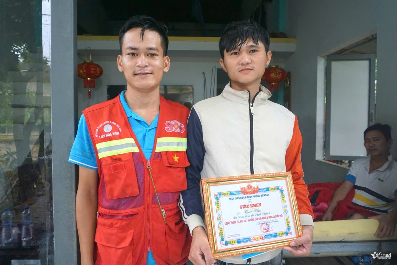 Anh Cường (áo đỏ) hỗ trợ anh Hàn cứu nạn nhân. cuu-nguoi1.jpg