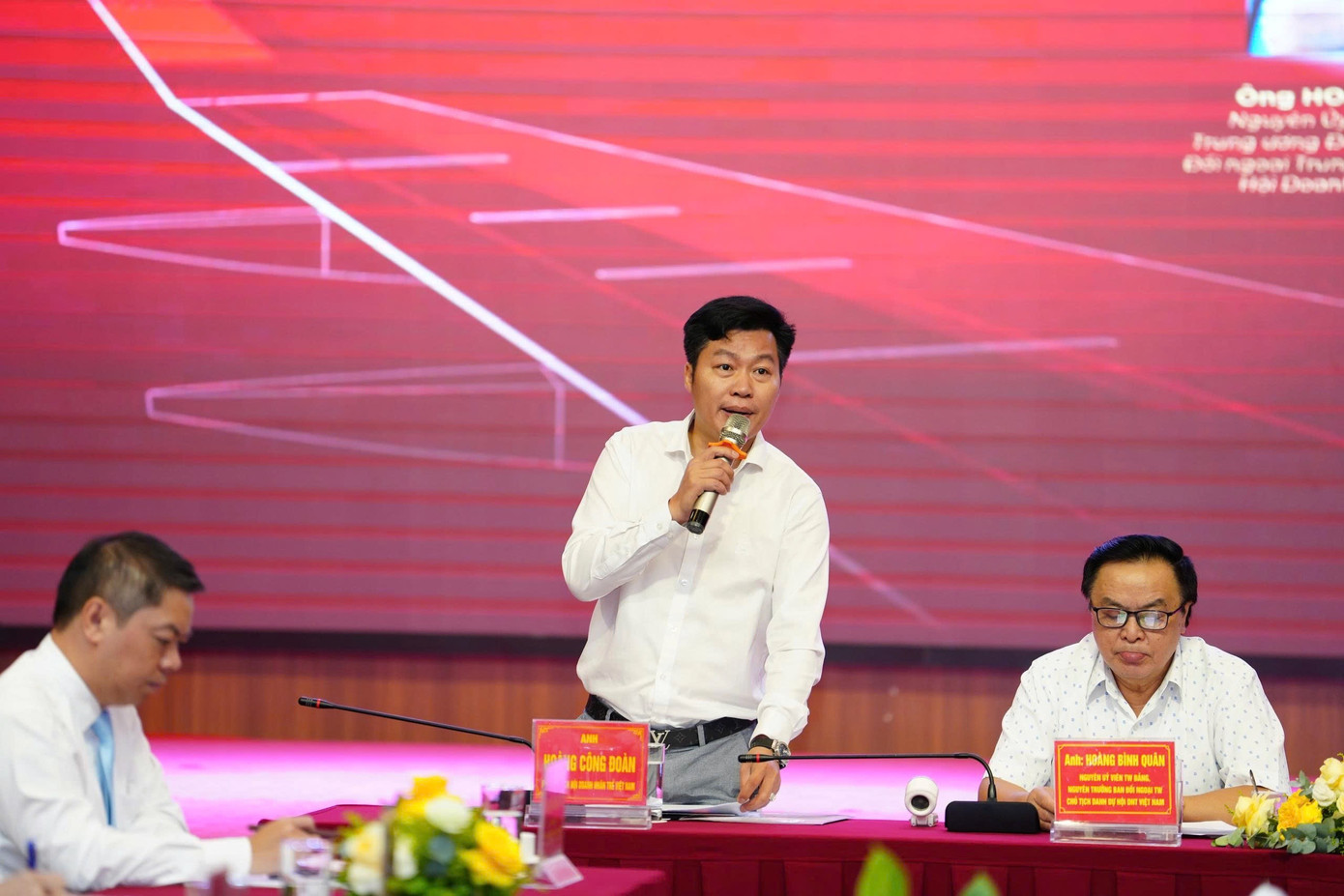 Anh Hoàng Công Đoàn - Phó Chủ tịch Hội Doanh nghiệp trẻ Việt Nam, Phó Trưởng ban Tổ chức Diễn đàn phát biểu tại diễn đàn. img-5376.jpg