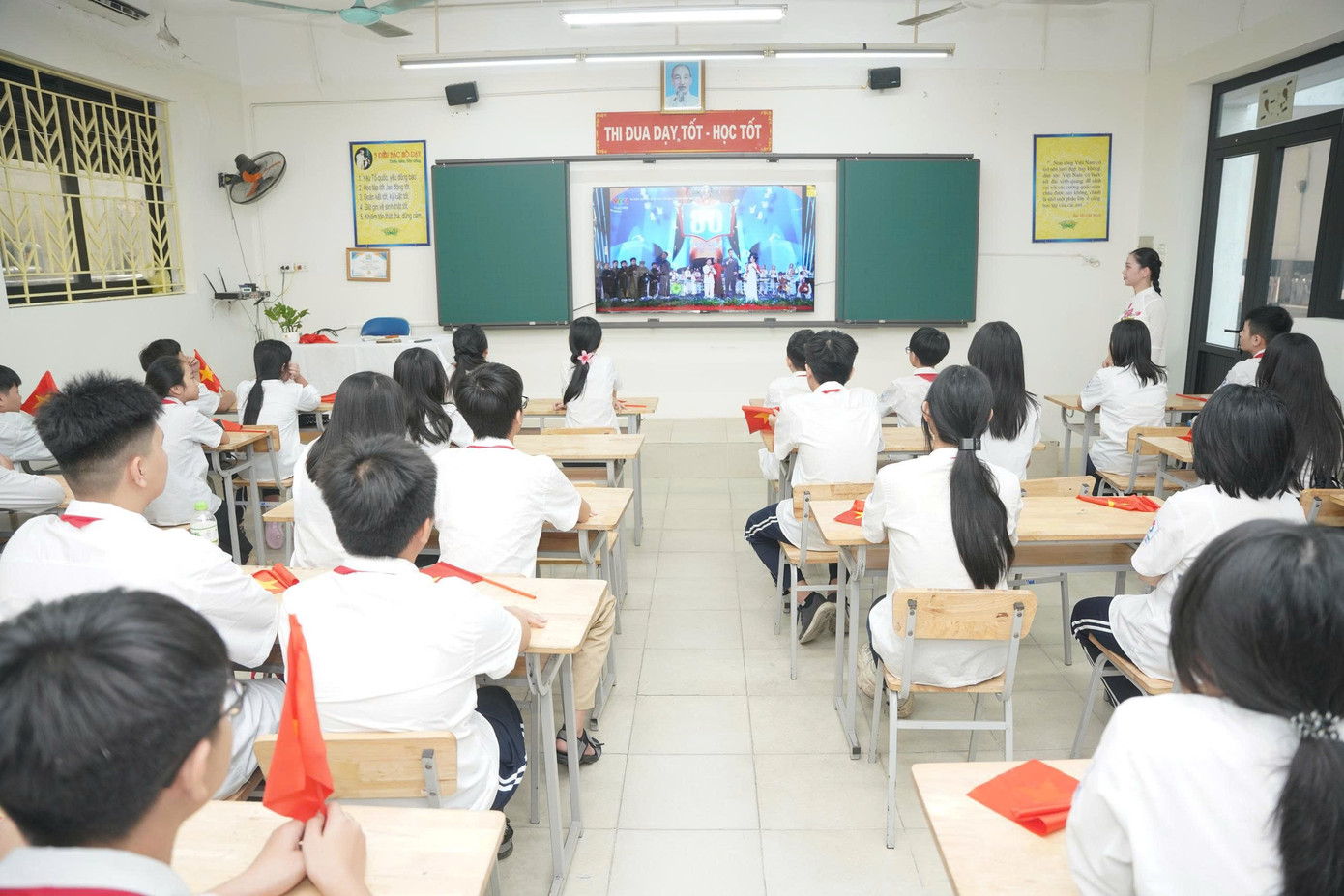 Učitelé a studenti střední školy To Vinh Dien se spojili s online slavnostním zahájením Ministerstva školství a vzdělávání, které slaví 80. výročí sektoru školství. tvd4.jpg