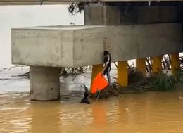 Anh Hàn đu dây nhảy xuống cầu cứu người đàn ông. Ảnh: Cắt từ clip