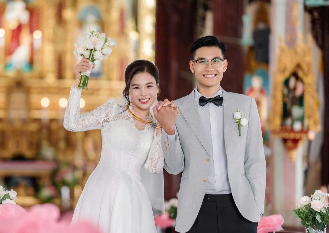 Sau gần 3 năm tìm hiểu, anh Hiếu và chị Thêu quyết định "về chung một nhà". Ảnh: NVCC dam-cuoi.jpg