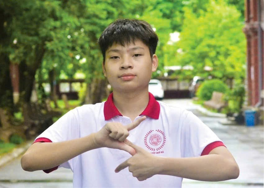 Duy Khoa antes de viajar a Hanói para asistir a la ronda final del Camino a Olimpia 2025. Comentó que, aunque estaba un poco nervioso, creía que daría lo mejor de sí en la próxima final. Además del objetivo de ganar y llevarse a casa la corona de laurel, Khoa espera darlo todo y demostrar plenamente su capacidad para conservar recuerdos memorables sin arrepentirse. duy-khoa2.jpg