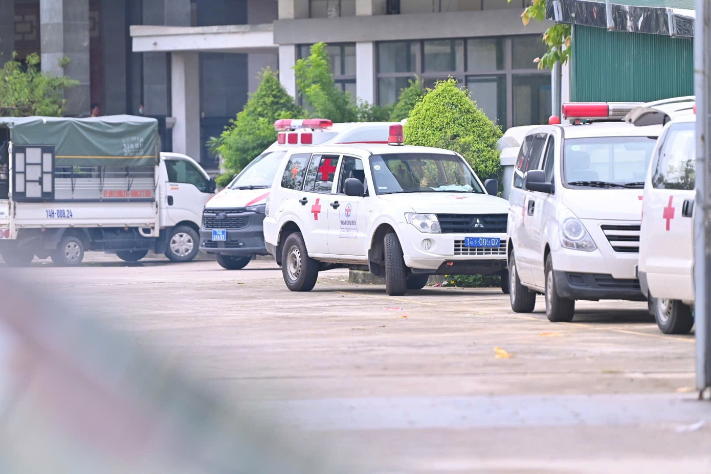 Đến sáng nay các thi thể đều được đưa về nhà tang lễ Bệnh viện Bãi Cháy, phường Việt Hưng, tỉnh Quảng Ninh. Lực lượng an ninh túc trực ngay tại cổng để đảm bảo an ninh và ngăn người không có phận sự vào bên trong. Theo một cán bộ Công an làm nhiệm vụ đêm qua, một số thi thể được người nhà nhận dạng và đưa về quê an táng, một số vẫn đang được lưu tại nhà tang lễ. img-5511.jpg