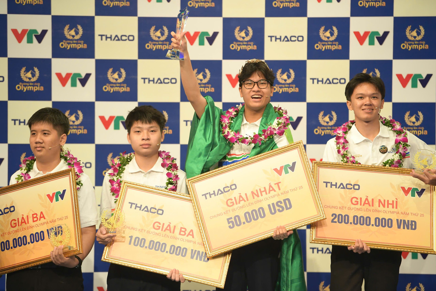 Con una actuación impresionante, Tran Bui Bao Khanh ganó con gran éxito la corona de laurel del campeonato Camino a Olimpia 2025. Foto: Duong Trieu bk.jpg
