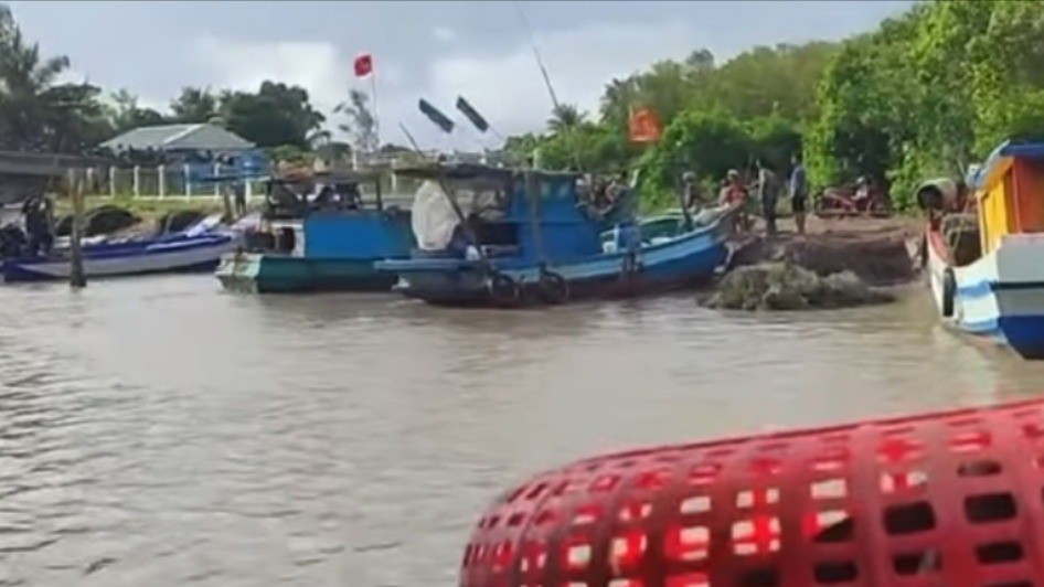 Hình ảnh người dân đưa thi thể em G lên bờ. Ảnh cắt từ clip. 1000020211-1403.jpg