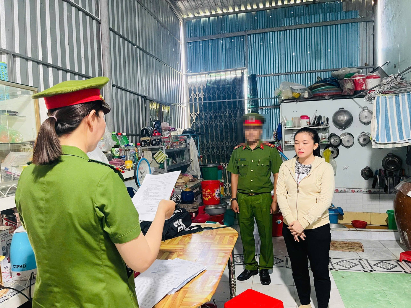 Cơ quan CSĐT Công an tỉnh Cà Mau tống đạt lệnh khám xét nơi ở đối với Trần Mỹ Tiên. Ảnh: Hữu Đệ anh.jpg