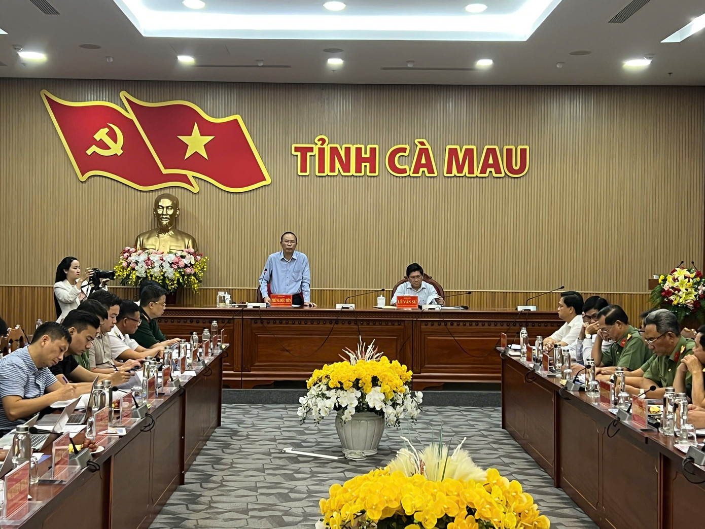 Thứ trưởng Phùng Đức Tiến ghi nhận nỗ lực của tỉnh Cà Mau trong chống khai thác IUU. 7d56eecbea72672c3e63.jpg