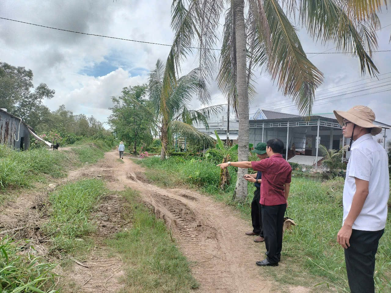 Theo UBND tỉnh Cà Mau, hệ thống đê biển của tỉnh vẫn chưa được kiên cố toàn bộ, một số đoạn vẫn dùng đê đất. 4.jpg