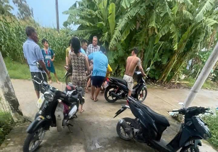 Người dân phát hiện hai em bị đuối nước nên đã đưa đến bệnh viện cấp cứu. f1cdb2277adbcc8595ca.jpg