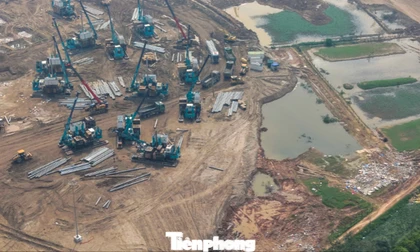 Bay trên công trường sân vận động Trống Đồng