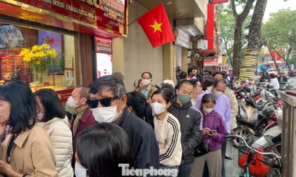 Người Hà Nội xếp hàng dài mua vàng ngày cuối năm 