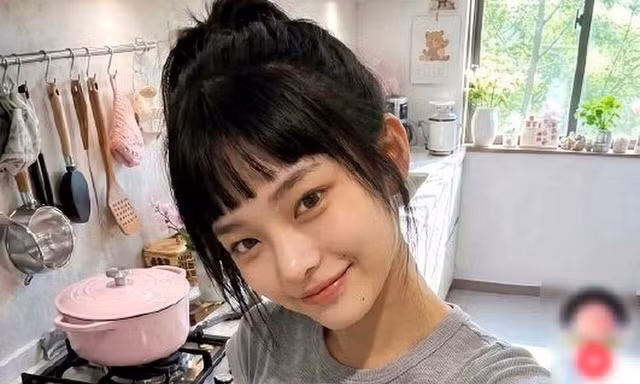 Diễn viên AI thành ngôi sao nhờ ngoại hình không hoàn hảo, cuộc sống không xa hoa