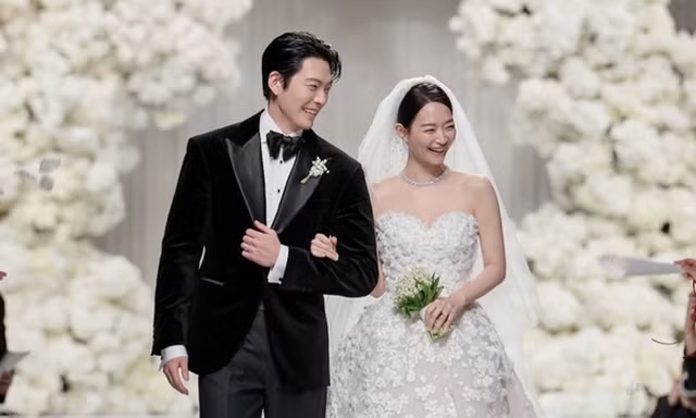 Váy cưới của Shin Min Ah là thiết kế mới nhất của nhà mốt "mọi cô dâu đều mê"