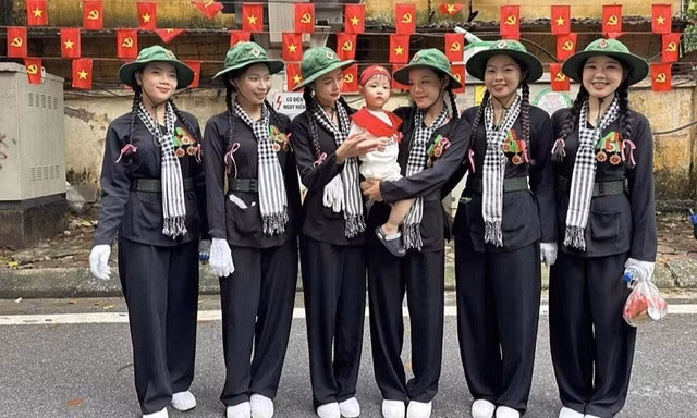 Khối Nữ du kích miền Nam gửi tặng sữa cho em nhỏ vùng cao để nhiệm vụ A80 thêm ý nghĩa