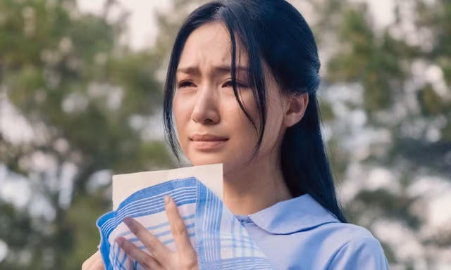 Trang phục của Hòa Minzy trong MV Nỗi Đau Giữa Hòa Bình: Nhìn đơn giản, làm cầu kỳ