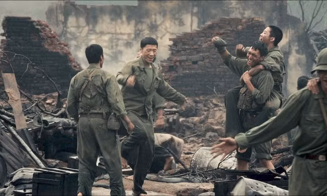 "Mưa Đỏ" vượt "Bộ Tứ Báo Thủ" trở thành phim Việt ăn khách nhất phòng vé 2025