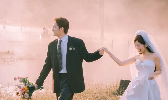 Bí mật về màn sương mờ ảo trong bộ ảnh cưới của cặp đôi Đình Tú - Ngọc Huyền