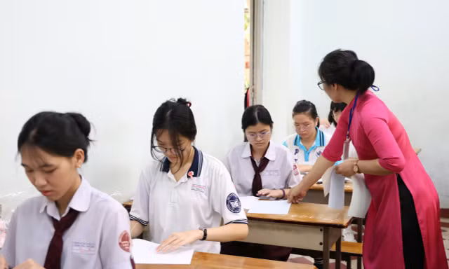 Đề Tiếng Anh thi tốt nghiệp THPT 2026 đòi hỏi tư duy liên ngành để rinh điểm cao