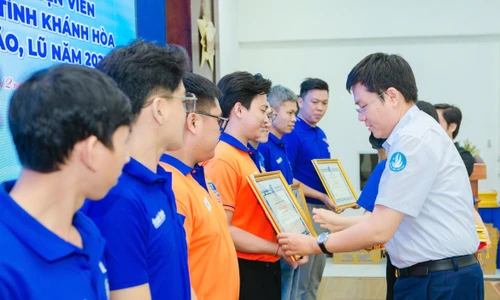 TPHCM vinh danh gần 150 tình nguyện viên tiêu biểu tham gia khắc phục hậu quả mưa lũ 