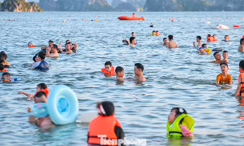Người dân Quảng Ninh đổ ra bãi biển để tránh nóng