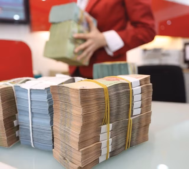 Lãi suất trái phiếu tăng vọt, vì sao ngân hàng hạn hẹp vốn cho vay?
