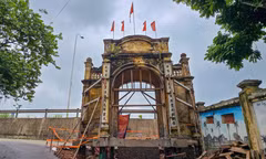 Hà Nội: Người dân góp nửa tỷ đồng nâng nguyên khối cổng cổ trăm năm