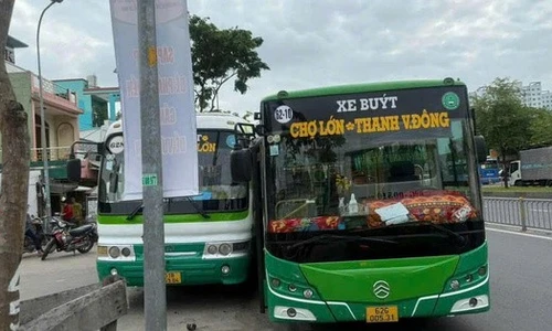 CLIP: Hai xe buýt rượt đuổi, ép nhau văng lên vỉa hè