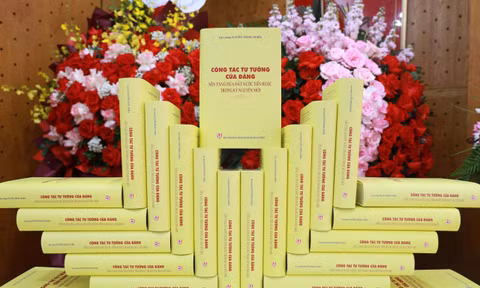 Cuốn sách “Công tác tư tưởng của Đảng - Nền tảng đưa đất nước tiến bước trong kỷ nguyên mới” của Đại tướng Nguyễn Trọng Nghĩa.