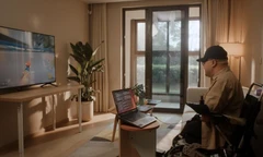 Sau khi được cấy ghép thiết bị BCI vào não, một bệnh nhân không tay không chân kiểu “Sọ Dừa” chơi trò đua xe trên máy tính chỉ bằng ý nghĩ (ảnh do Viện Hàn lâm Khoa học Trung Quốc cung cấp). Nguồn: Xinhua.