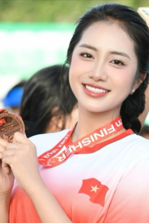 Hà Trúc Linh và dàn người đẹp thu hút trên đường chạy Tiền Phong Half Marathon 2025