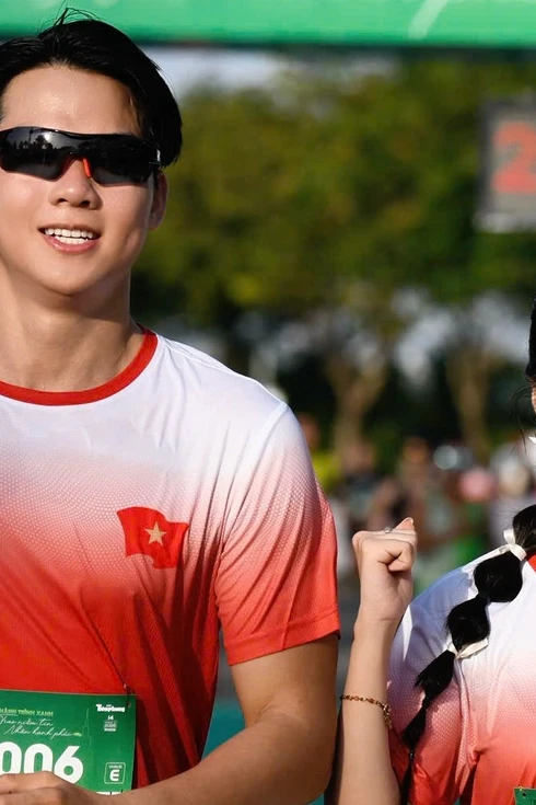 Nữ MC và bạn trai người mẫu nổi bật trên đường chạy Tiền Phong Half Marathon 2025