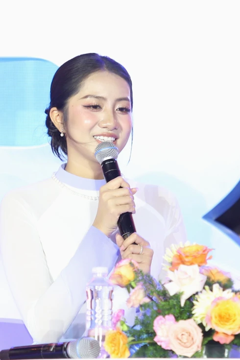 Hoa hậu Hà Trúc Linh, Bảo Ngọc lan tỏa nét đẹp truyền thống Việt Nam trước chợ Bến Thành