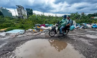 TPHCM: Đường ngập rác, chằng chịt 'ổ gà, ổ voi' 
