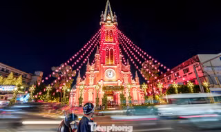 'Thánh đường hồng' 150 tuổi rực rỡ mùa Giáng sinh