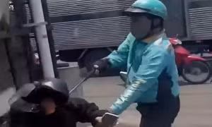 Công an vào cuộc điều tra người mặc áo xe ôm công nghệ lấy hung khí đánh người ở TPHCM