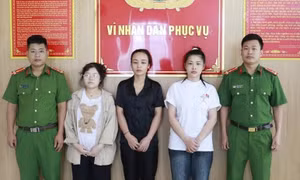 Công an đột kích, bắt 5 đối tượng sử dụng ma túy, thu giữ hàng chục dao, kiếm, mác