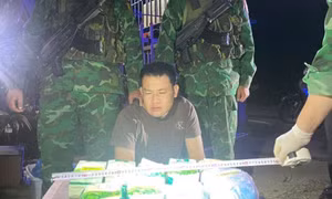 Bắt 2 đối tượng người Lào vận chuyển 17kg ma túy đá qua biên giới