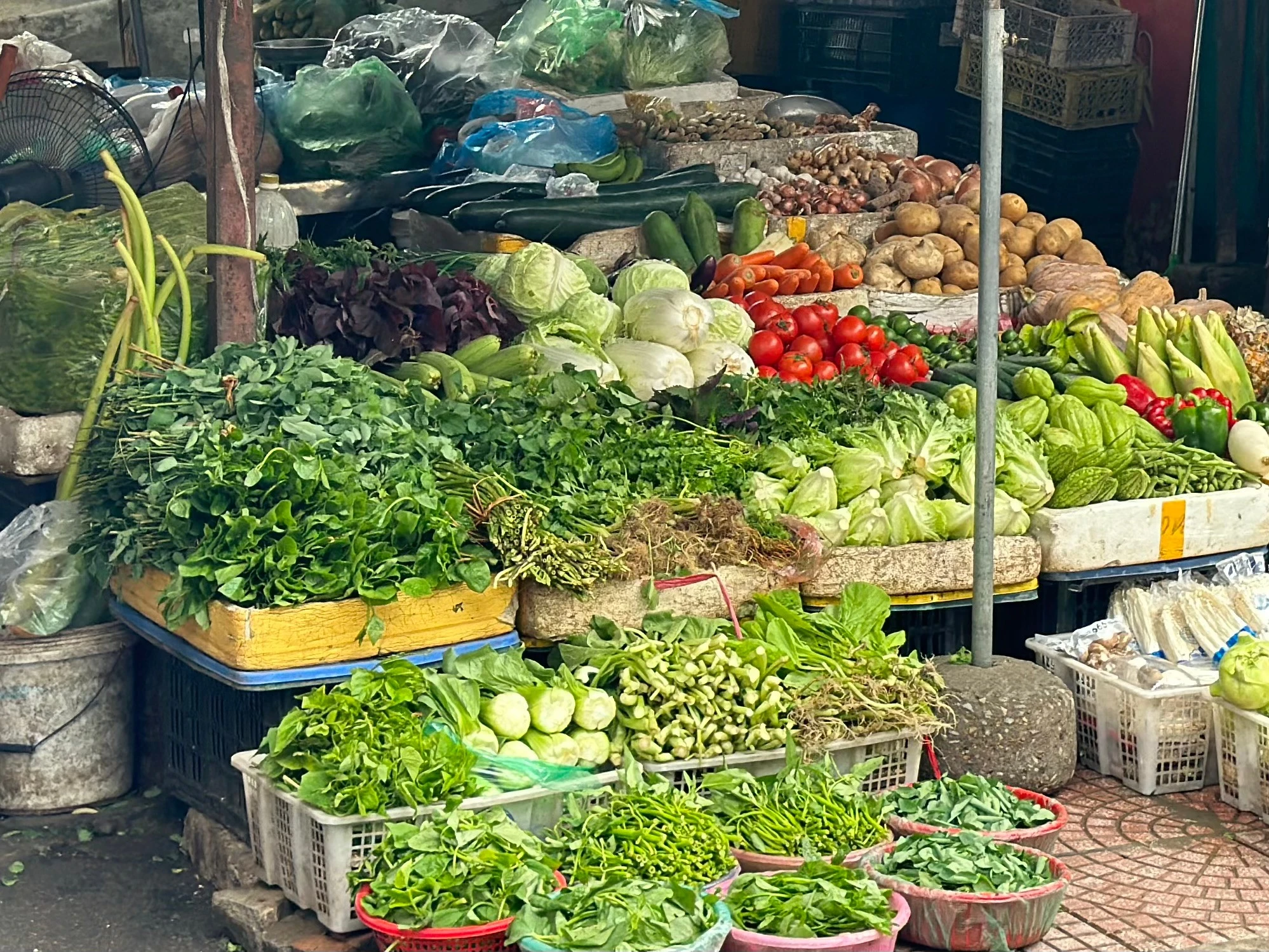 Giá cả sau Tết ổn định nhưng tiềm ẩn áp lực tăng cục bộ