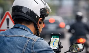 Đeo tai nghe để Google Maps chỉ đường khi tham gia giao thông có bị xử phạt không?