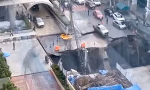 Video ghi lại cảnh "hố tử thần" sâu 50 mét bất ngờ xuất hiện tại thủ đô Thái Lan