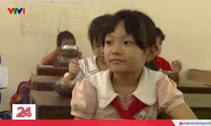 Chỉ vài giây xuất hiện trên VTV, nữ sinh làm nóng câu chuyện suất ăn học đường